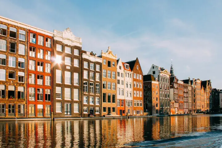 Kanal och hus i amsterdam