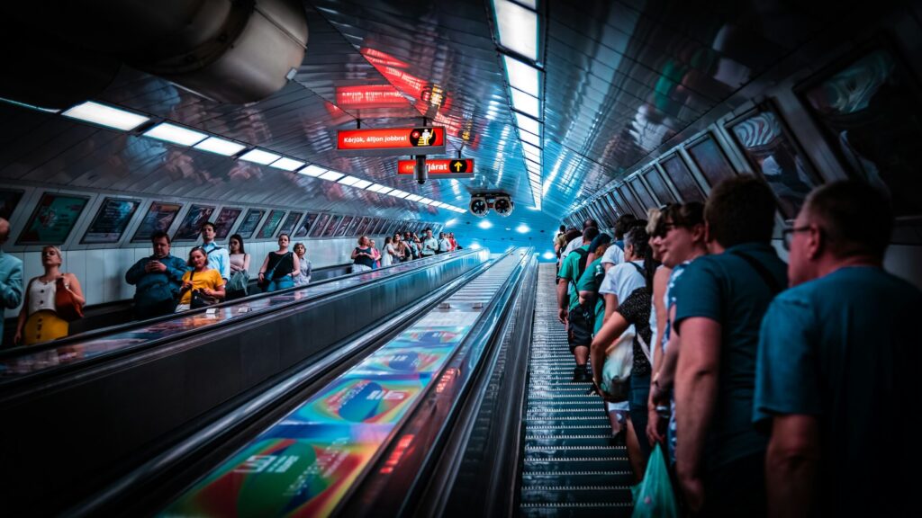 Ludzie w drodze do pracy na Węgrzech