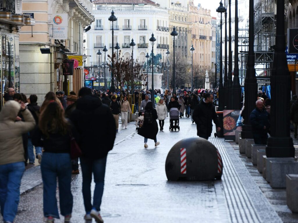 folk på vej til arbejde i Madrid