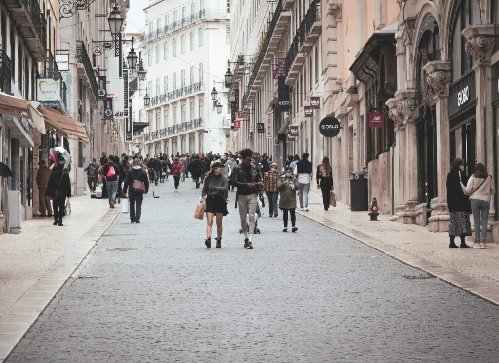 Personer på vej til arbejde i Lissabon