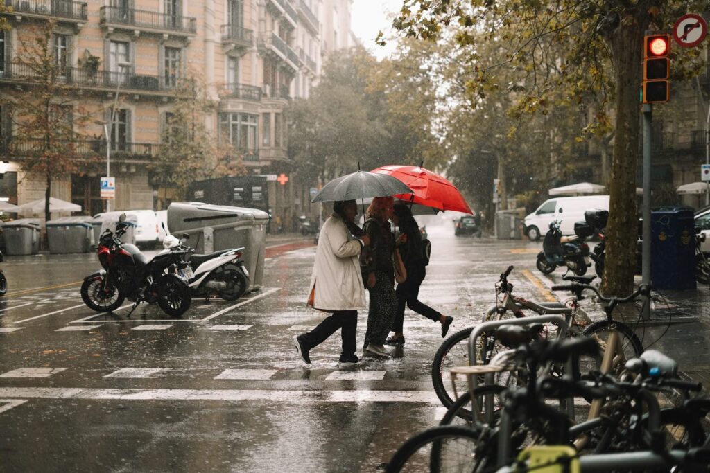 Folk på vej til arbejde i Barcelona